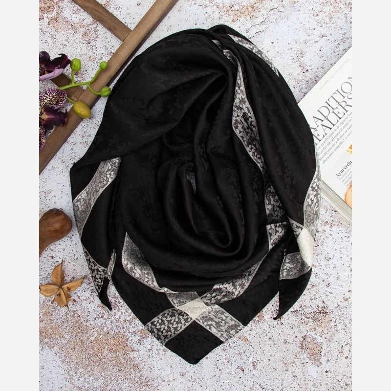 روسری مشکی حاشیه نقره ای