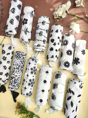 شال سفید پلیسه طرحدار