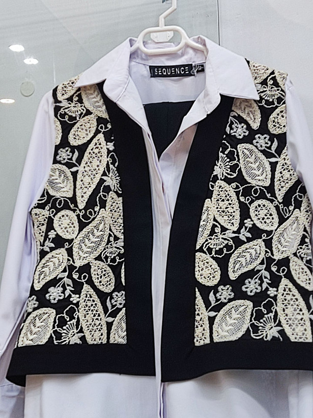 سه تکه جلیقه خامه دوزی به همراه شلوار دمپا و شومیز سفید