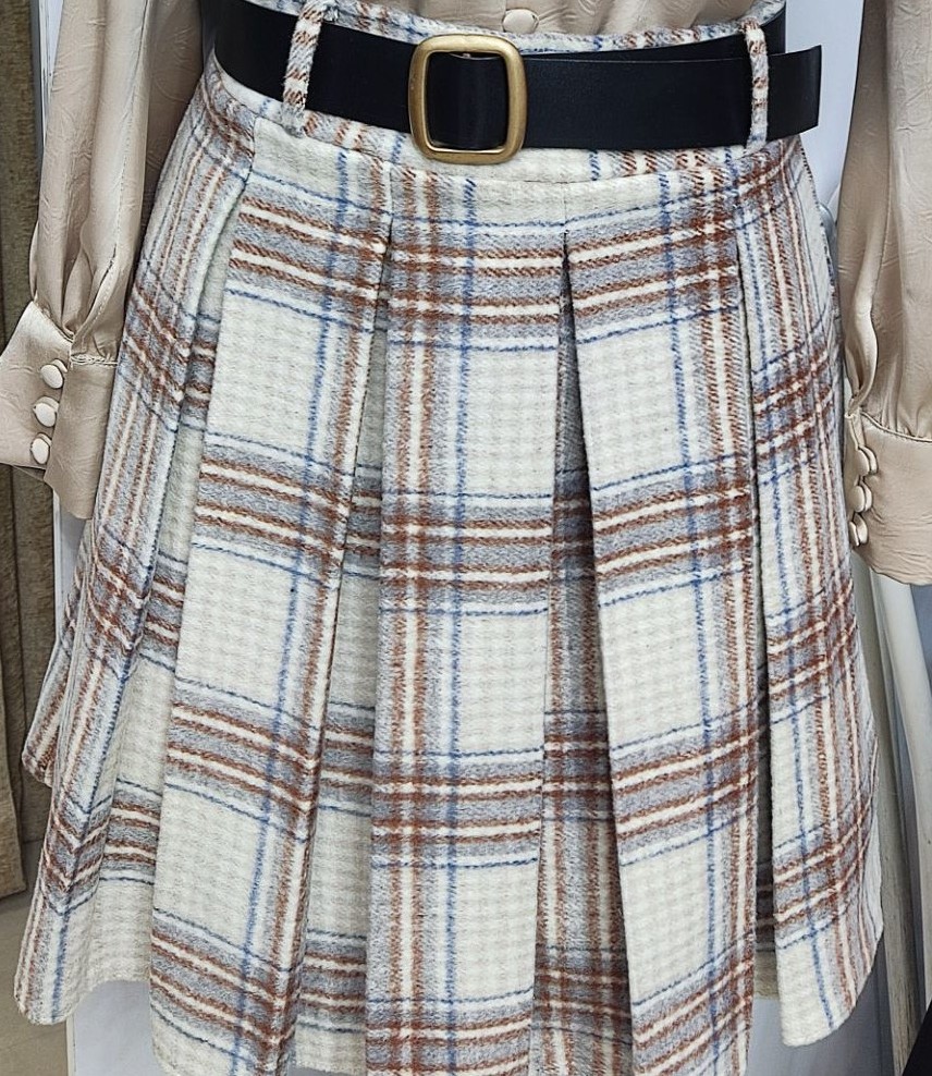 دامن کوتاه زنانه جلو پیله خور