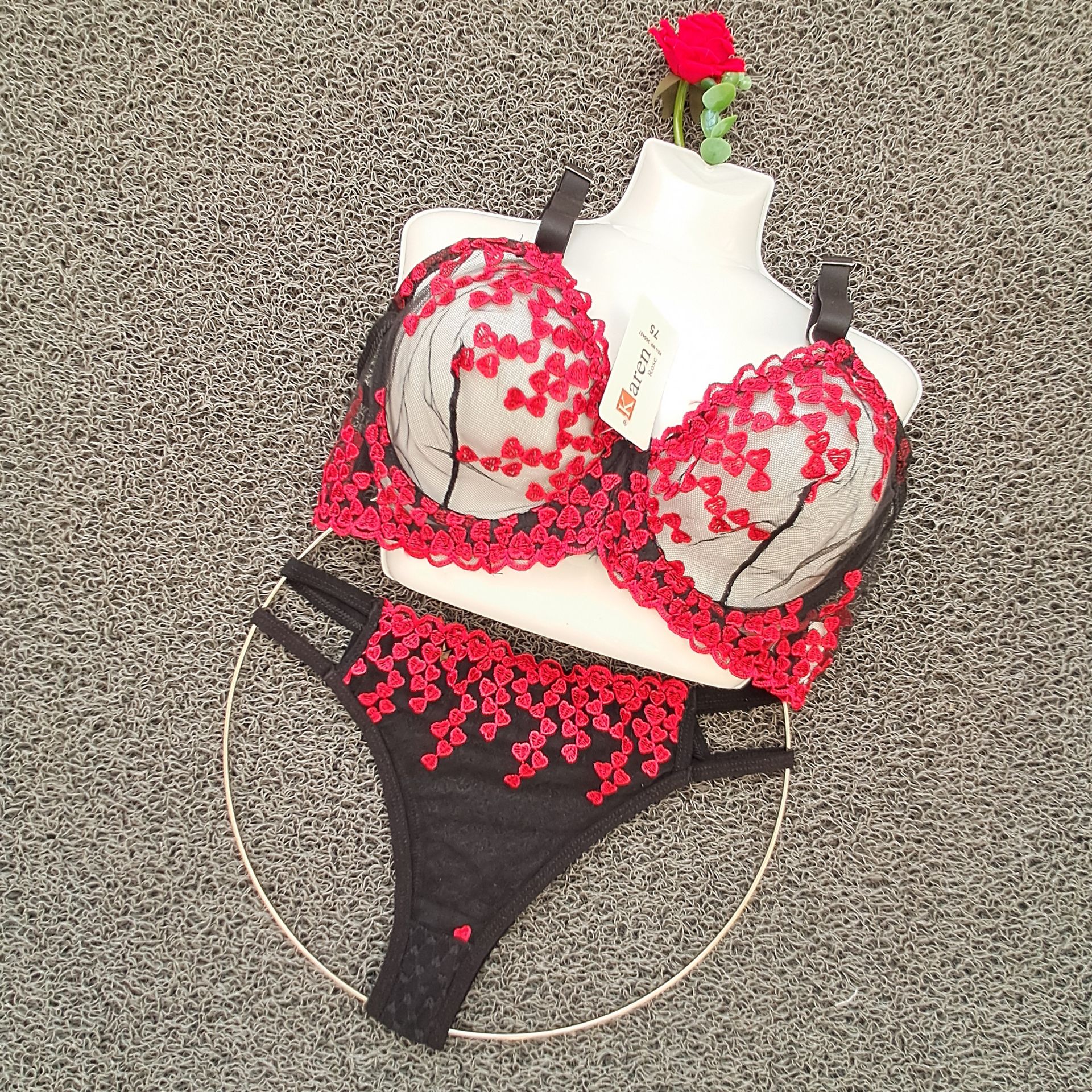 ست شورت و سوتین توری گل قرمز